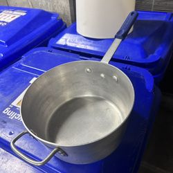 Pan With Handle, Aluminum .  2.5 G. Capacity.