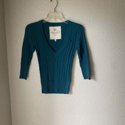 Brand New Woman’s Abercrombie & Fitch brand Teal Blue V-Neck Sweater Up For Sale 