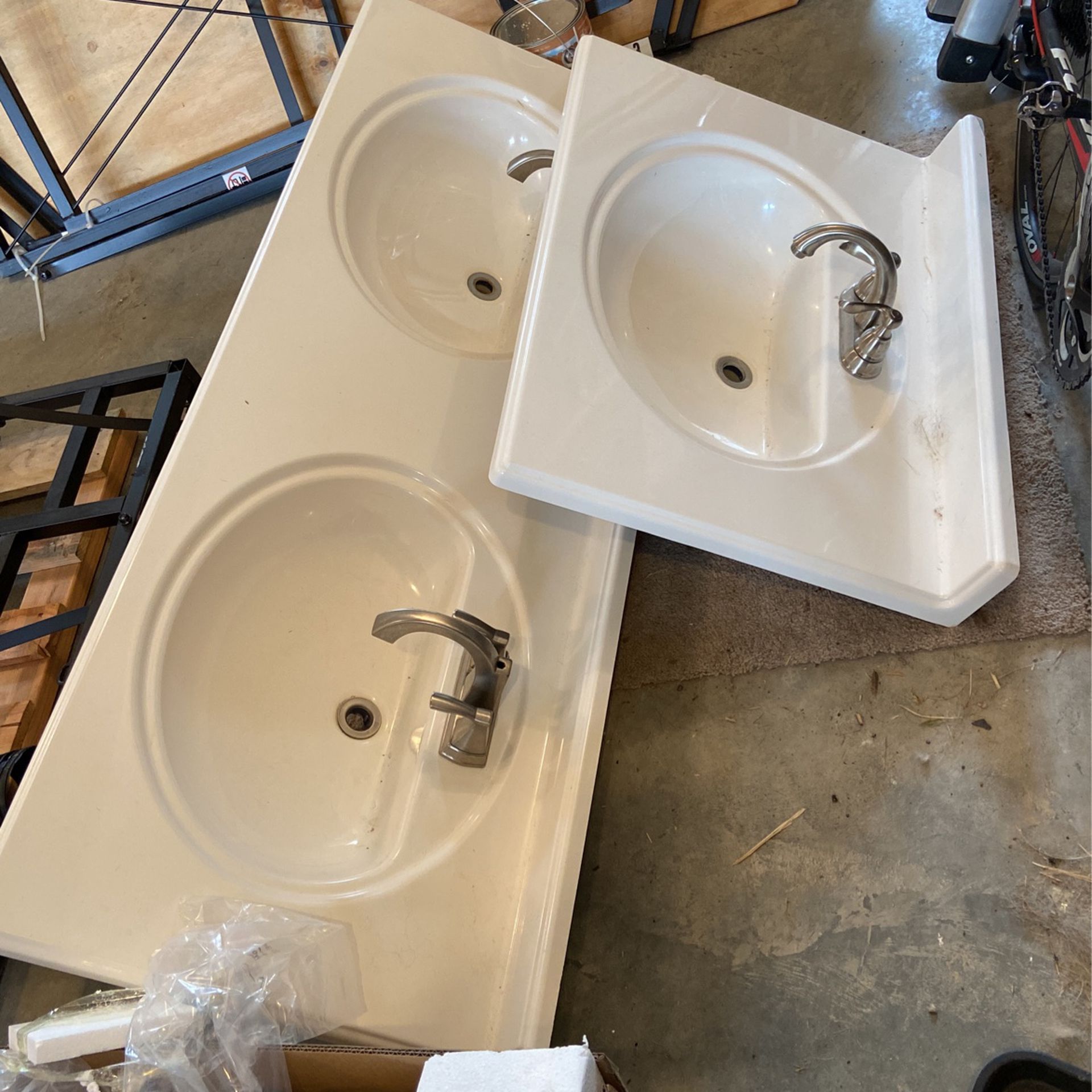 Free cultured Marble White Countertops With Fixtures 