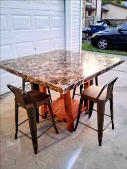 JUEGO DE COMEDOR DE MADERA Y GRANITO CON 4 SILLAS DE METAL