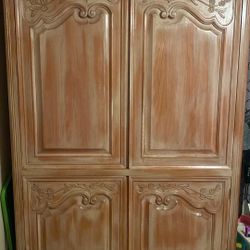 Mueble De Madera  Con 4 Puertas. $180.00 Like New 