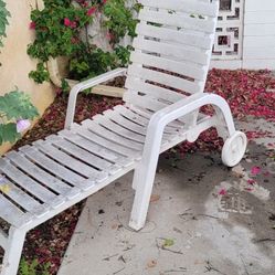 Free-plastic Lounger