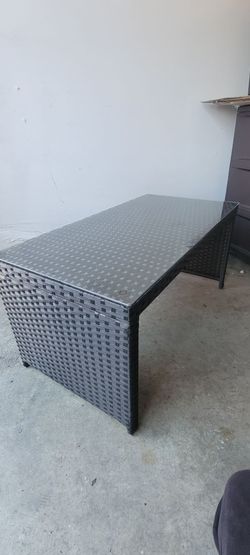 Outdoor wicker table with removable glass top