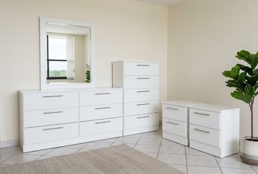 Dresser whit mirror, chest and 2 nightstands - Cómoda con espejo , y 2 mesitas de noche
