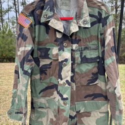 US Army Camo Military Field Jacket With Patches Size Medium Regular