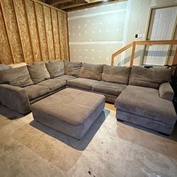 Wrap Around Sectional Couch With Pull Out Bed (WE DELIVER)