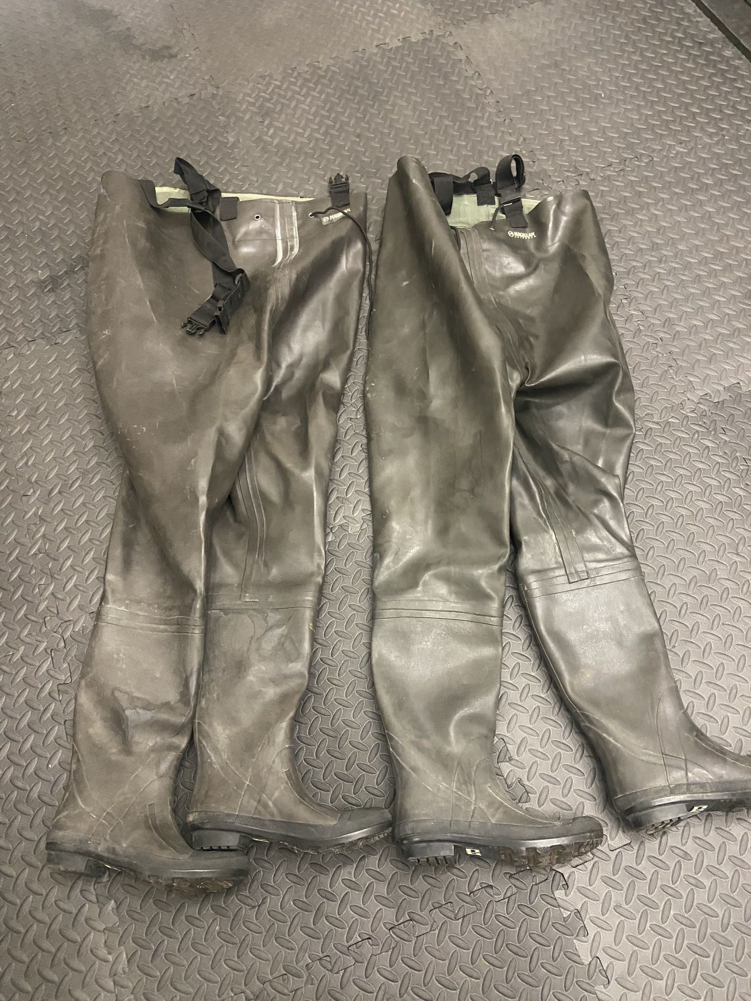 Magellan Outdoors Men's Rubber Chest Bootfoot Waders size 9 & 10