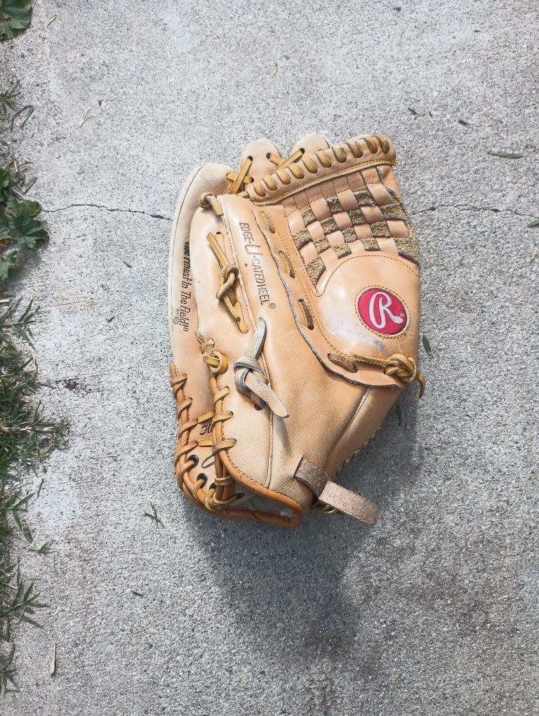 Rawlings Lefty Softball Glove