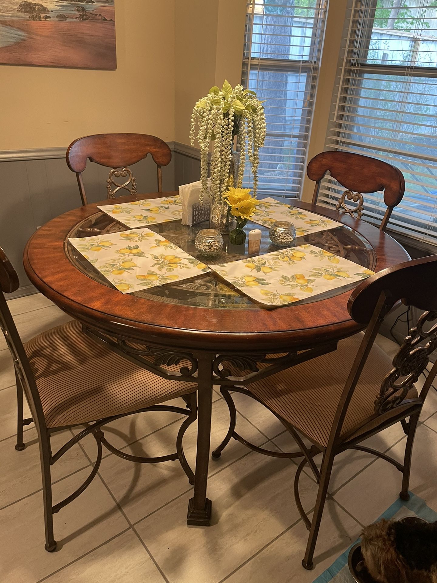  Dinette set 7 pcs , very sturdy, thick cushion heavy chairs 