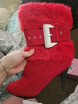 Red boots w fur