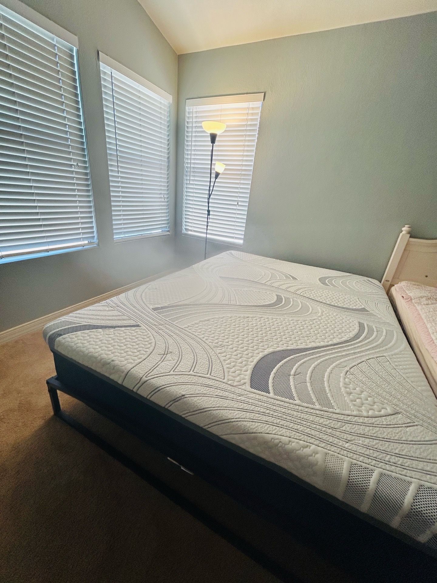 Queen Size Novaform Comfort Grande Plus 14” Gel Memory Foam Mattress + Bed Frame Set (Pickup Only)
