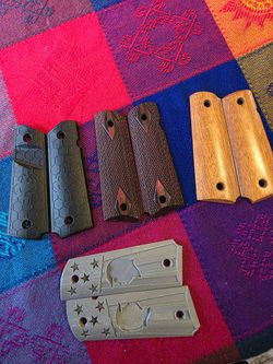Lot of 4 1911 full size grips. You get all