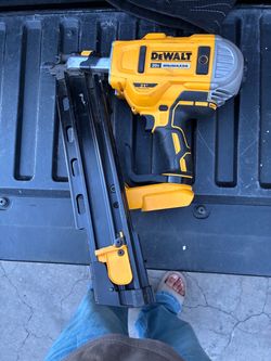 DeWalt 20V MAX 21 Plastic Collated Cordless Framing Nailer