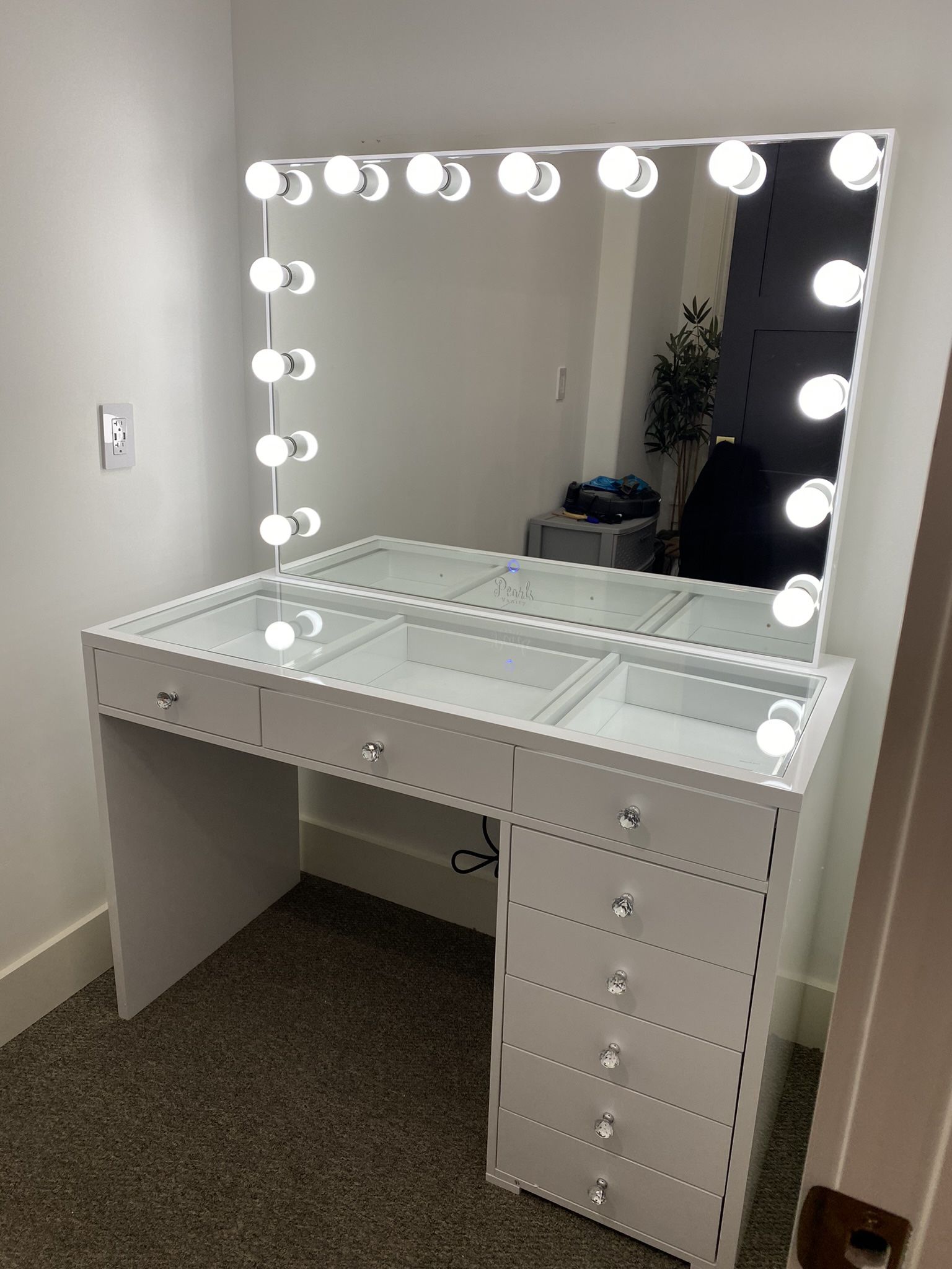 Makeup Vanity Glass top with Mirror / price includes delivery and assembly, Financing  available  