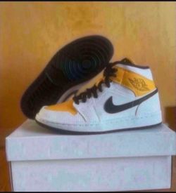 Nike Air Jordan 1 Mid White Perforated University Gold Womens Size 7 Brand New