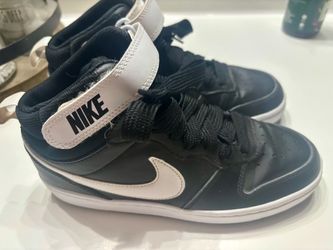 Nike Mid-Top Sneakers Black and White