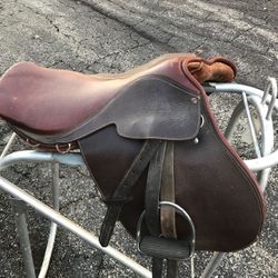 English saddle ( western rodeo horse horseshoe trailer