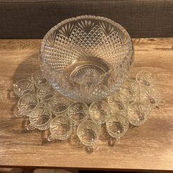 VINTAGE 17 PIECE CRYSTAL PUNCH BOWEL— LIKE NEW CONDITION 