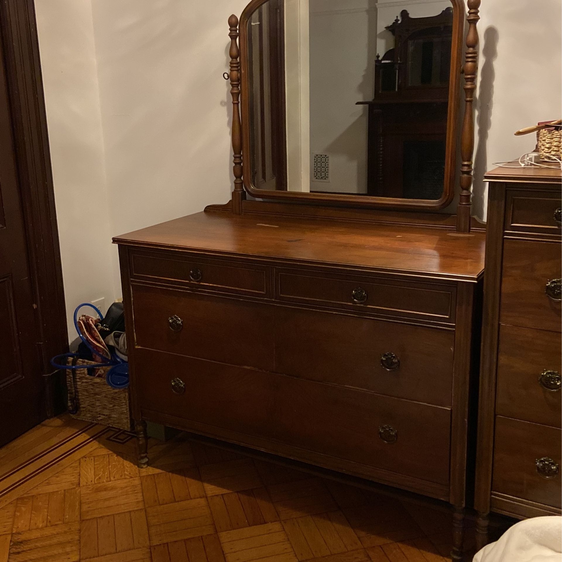 Beautiful Antique Dresser W Large Mirror
