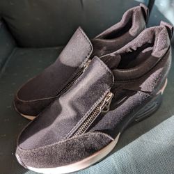 New Black Teen Girls Size 39 or 8 8.5 in US. These Slipons Shoes Have A Silver Zipper On Both Sides.