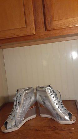 Brand New BEAUTIFUL Silver Wedges with Gold Toe Tips & Side Zippers Size11