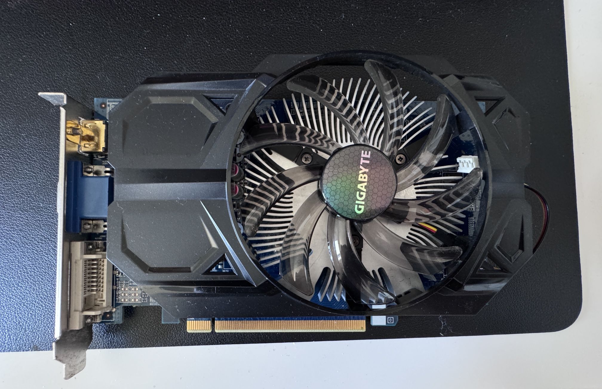 Gigabyte GV-R7240C-2GI Graphics Card