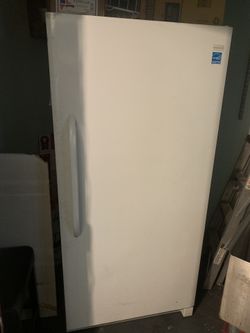 Freezer Frigidaire de 34”x 78”