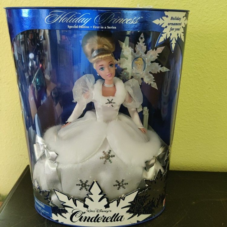 DISNEY CINDERELLA HOLIDAY PRINCESS NIB
