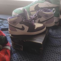 Air Jordan 1 Mid / DQ(contact info removed)