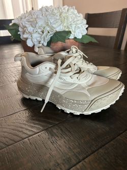 Like new New Vans UltraRange Crosspath MTE Low Mens Size 5.5 women’s size 7 beige All-Weather $40 price is firm