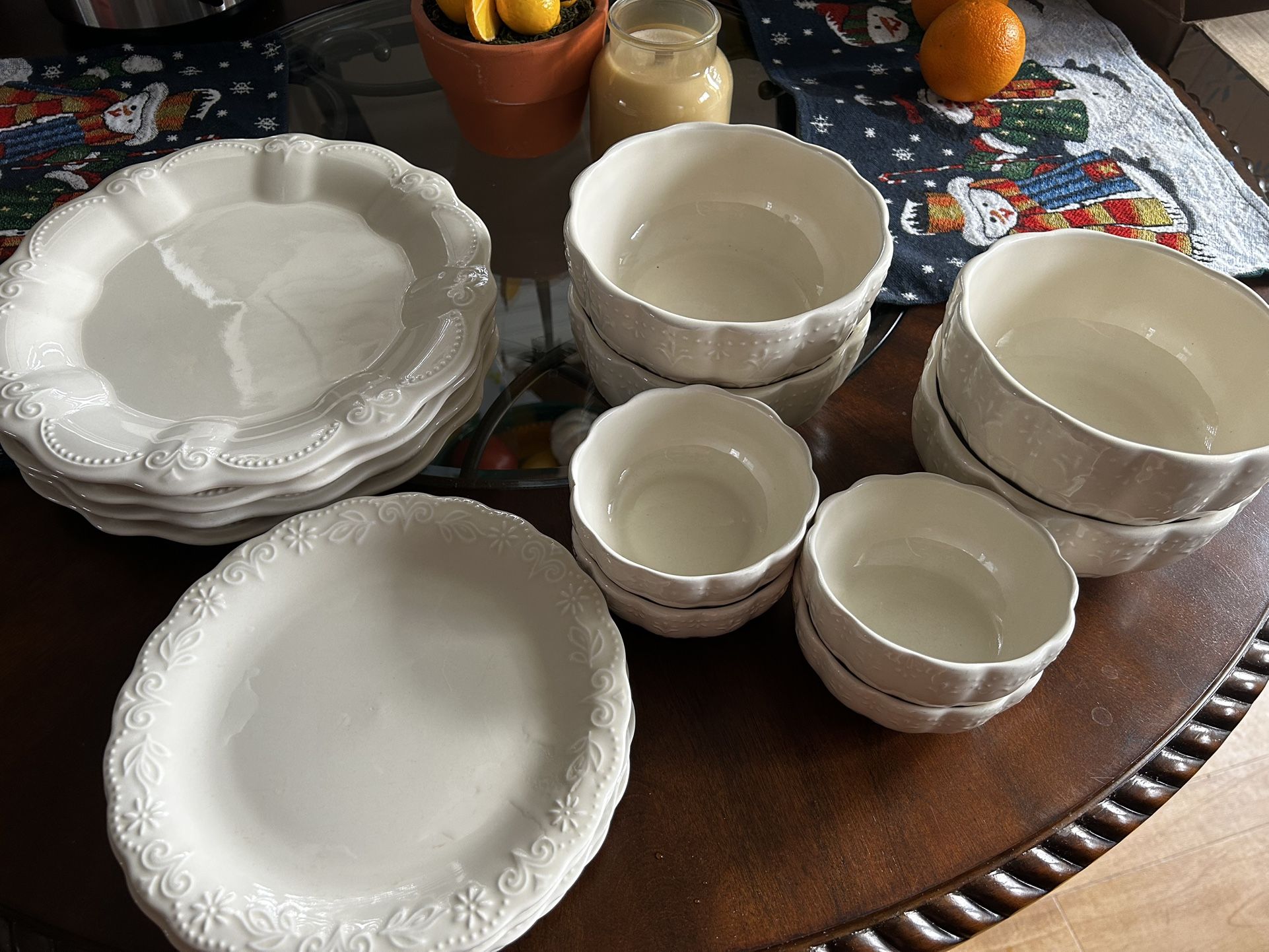 Pioneer Woman Dish Set. Service For 4. Off White . 