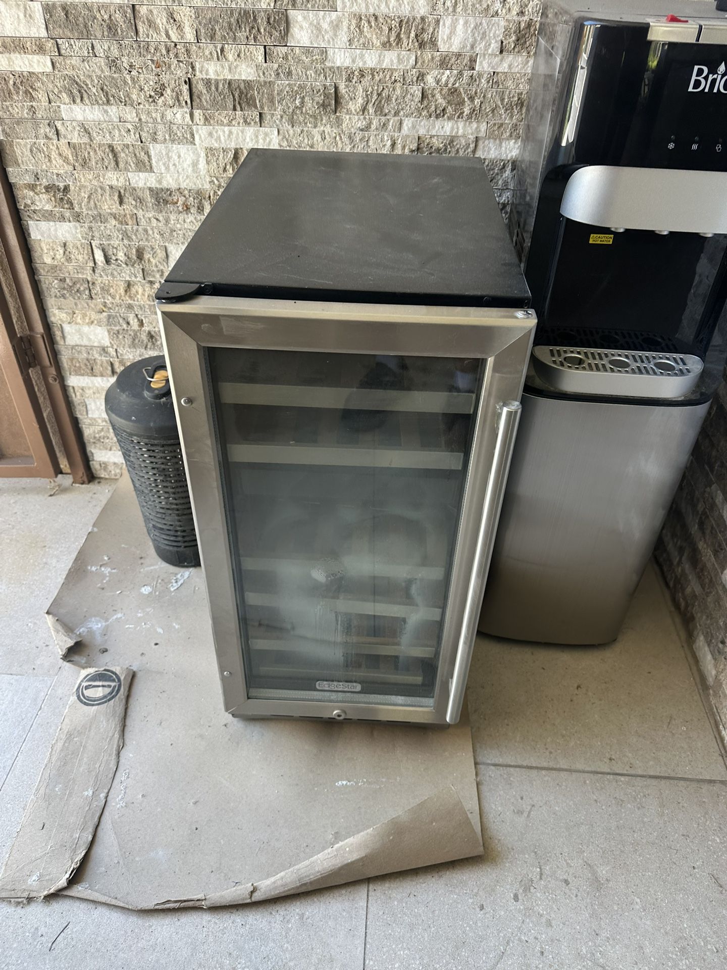 Wine refrigerator