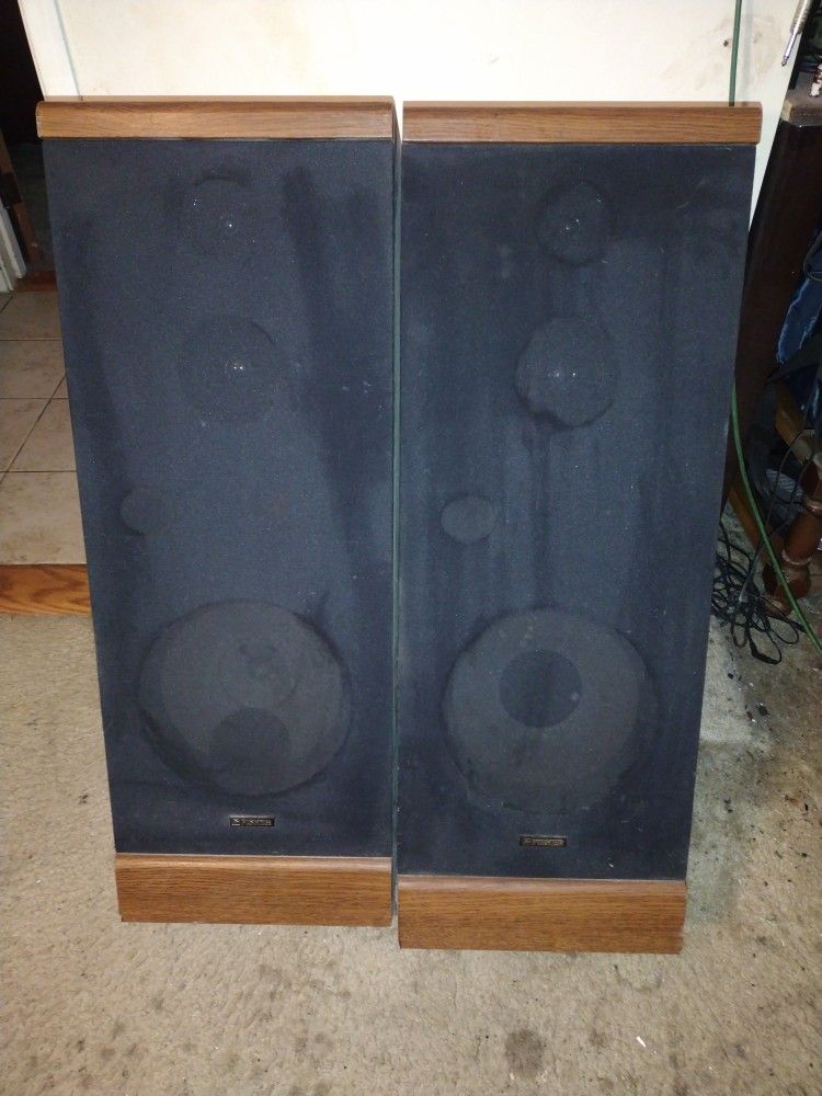 Perfect Pair Of Fisher Speakers Perfectly Working