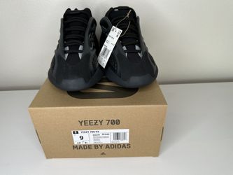 YEEZY 700 V3 DARK GLOW DS NEW SIZE 9