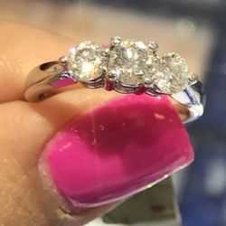 Beautiful three Diamond stone engagement ring 14k White Gold