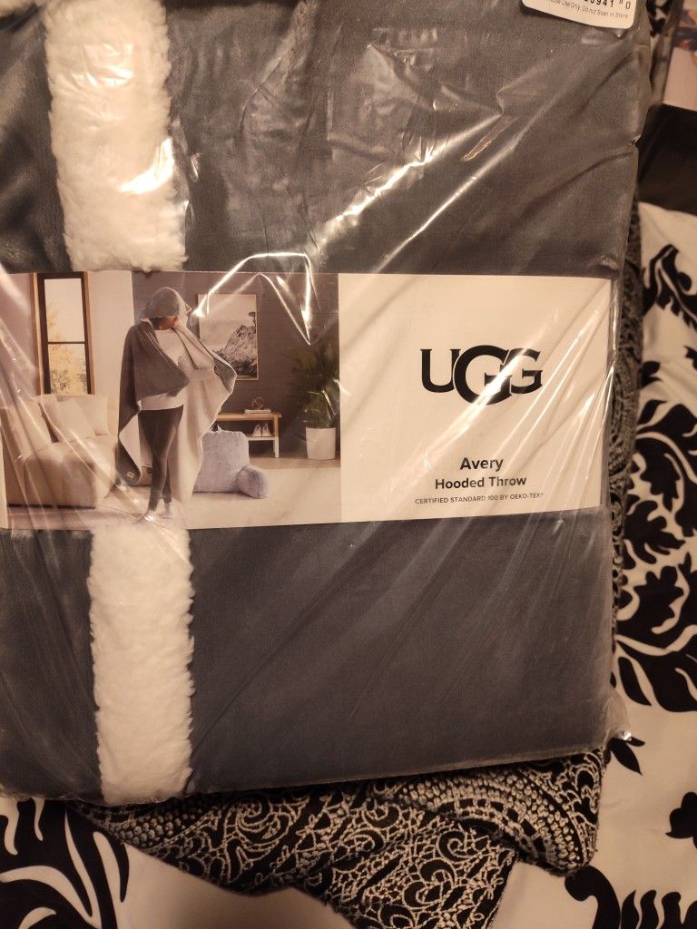 UGG Avery Hooded Throw