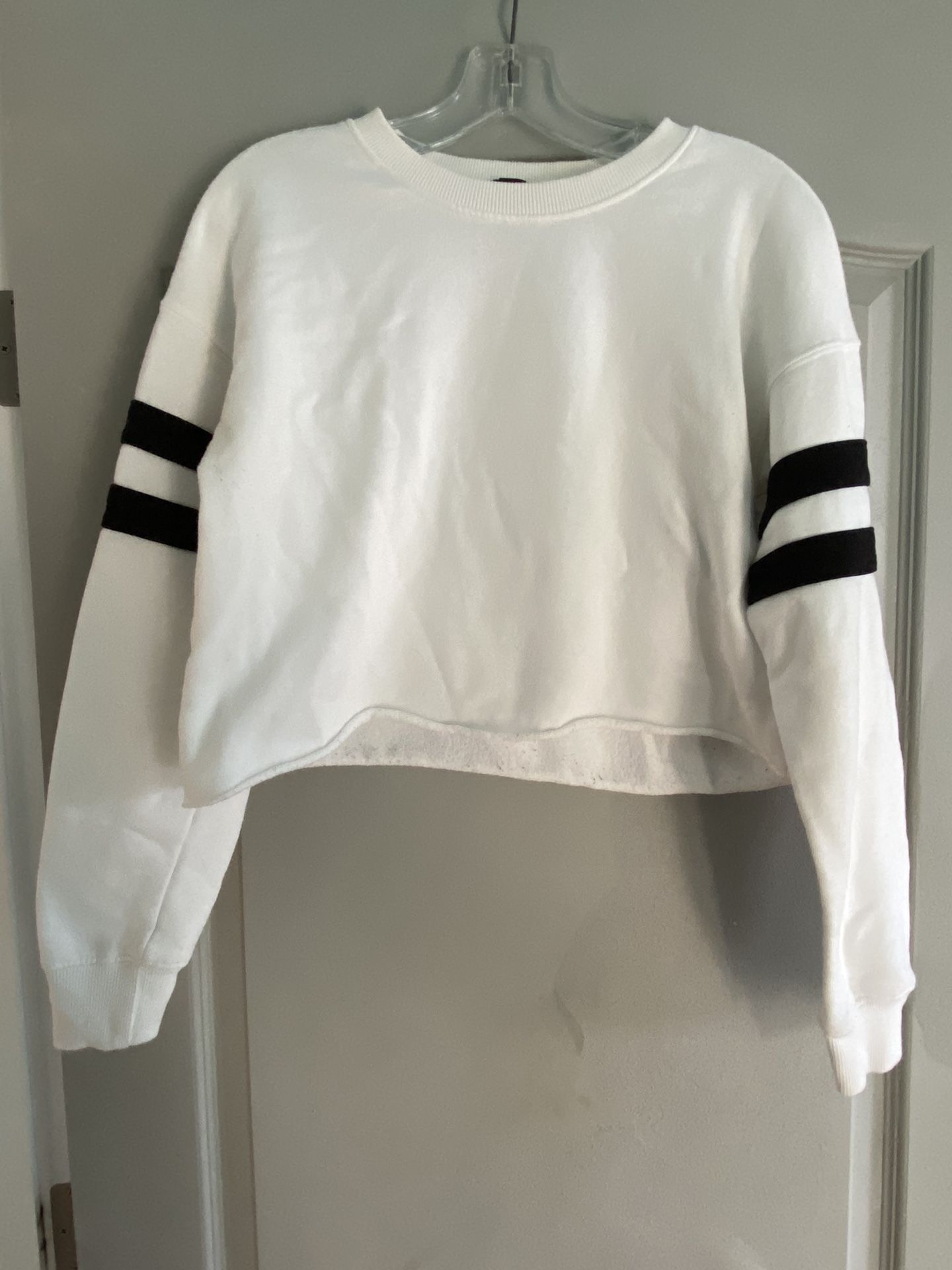 Forever 21 Women's White cropped sweatshirt