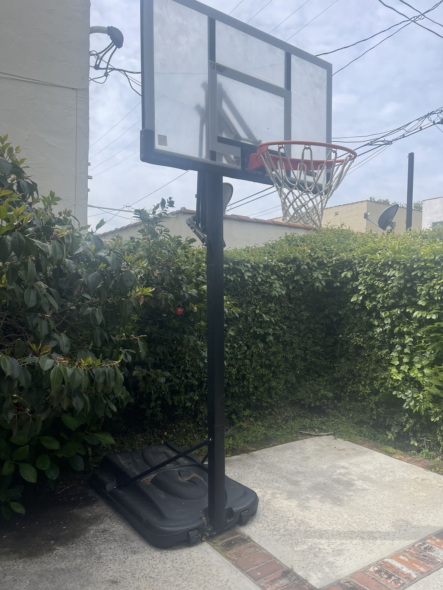 New Basketball Hoop  For Sale   Excellent Condition  
