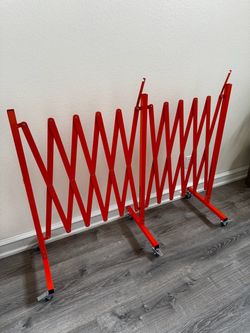 Brand new GYMTIME expandable metal barricade / safety barrier with casters