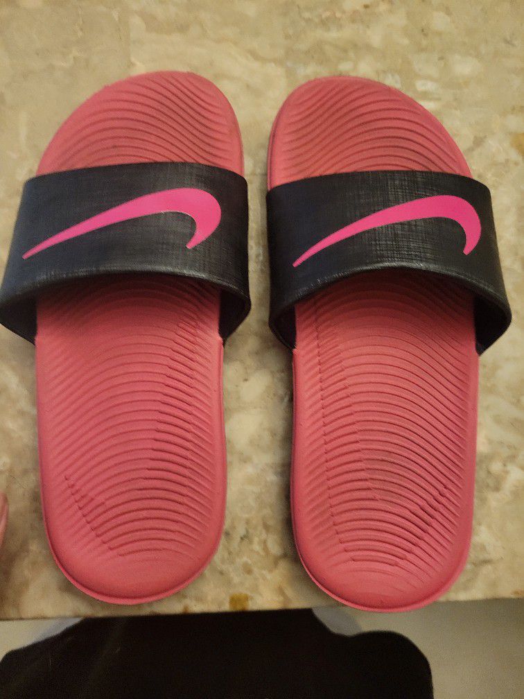 Rouwen Shuraba Terugbetaling Pink Black Girls Youth Nike Slides Sandals Size 1 for Sale in Fort  Lauderdale, FL - OfferUp