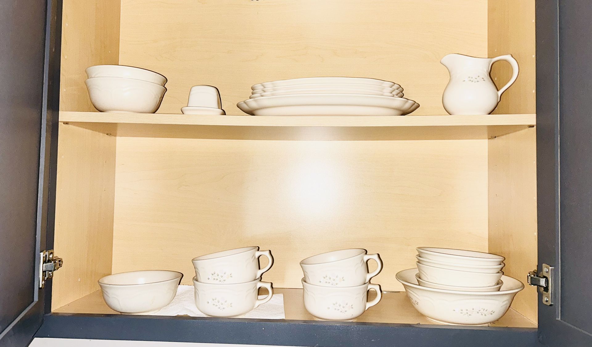 Cute Vintage Plate Set For Sale
