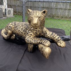 Leopard on the lodge statue