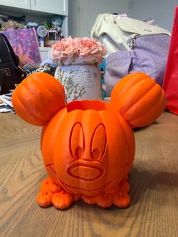 Mickey pumping- bath & body works  foam soap holder