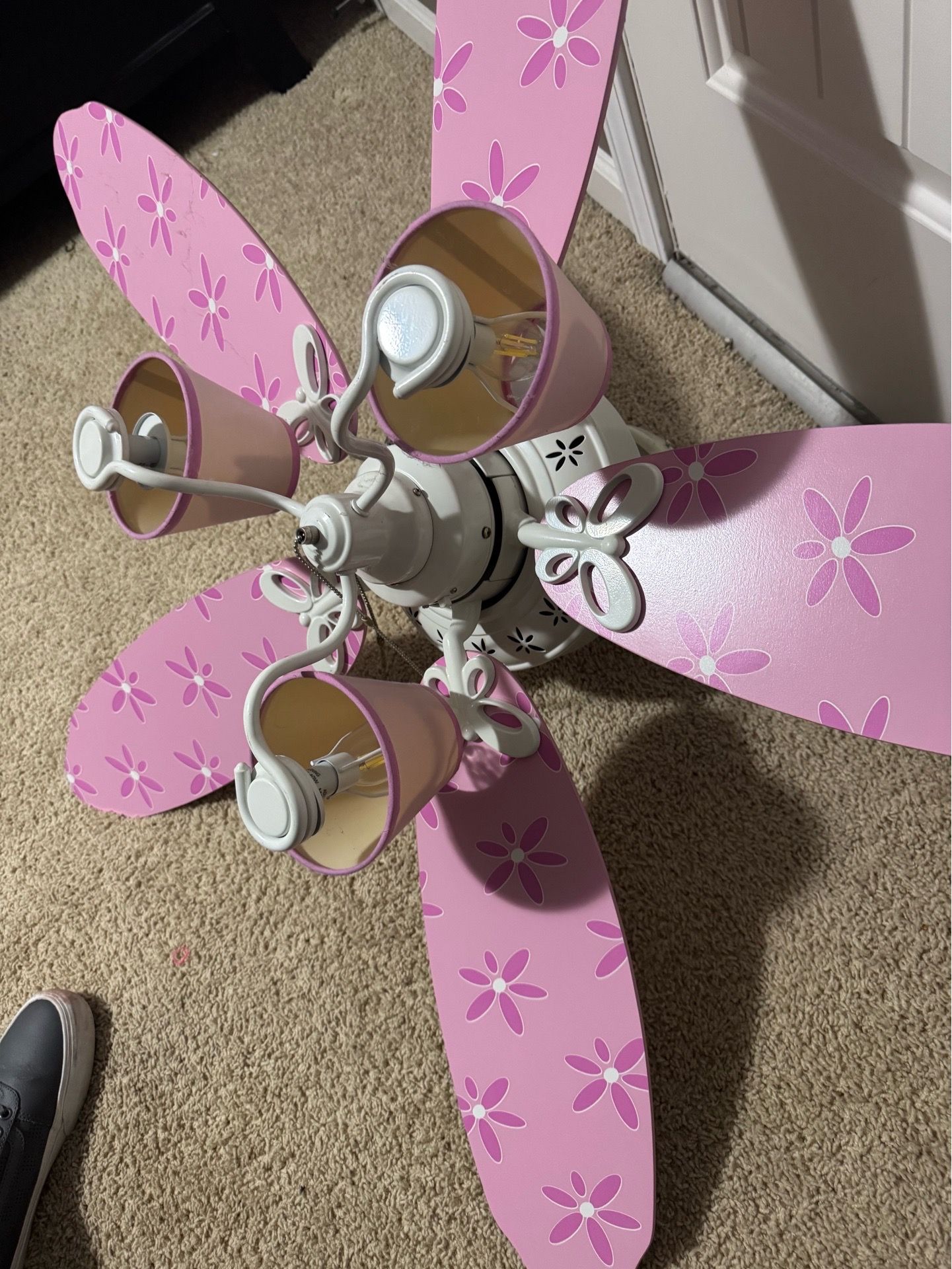 Hunter 23781 full‑size ceiling fan with pink floral blades and 3‑light fixture.