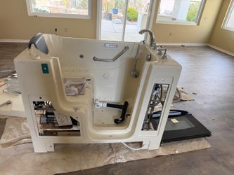 One-Year-Old Walk-In Accessible Bathtub – Excellent Condition