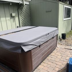 Bullfrog R6 - 7 Person Hot Tub (2023)