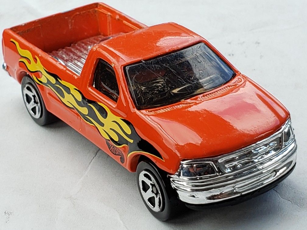 Hot Wheels 1997 Ford F-100 Pickup Truck Orange with Flames 1:64 Die Cast 1996
Hot Wheels Car