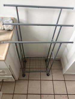 Bathroom towel rack