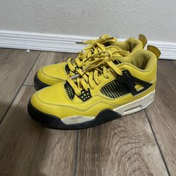 Jordan 4 “Lightning” Size 9.5