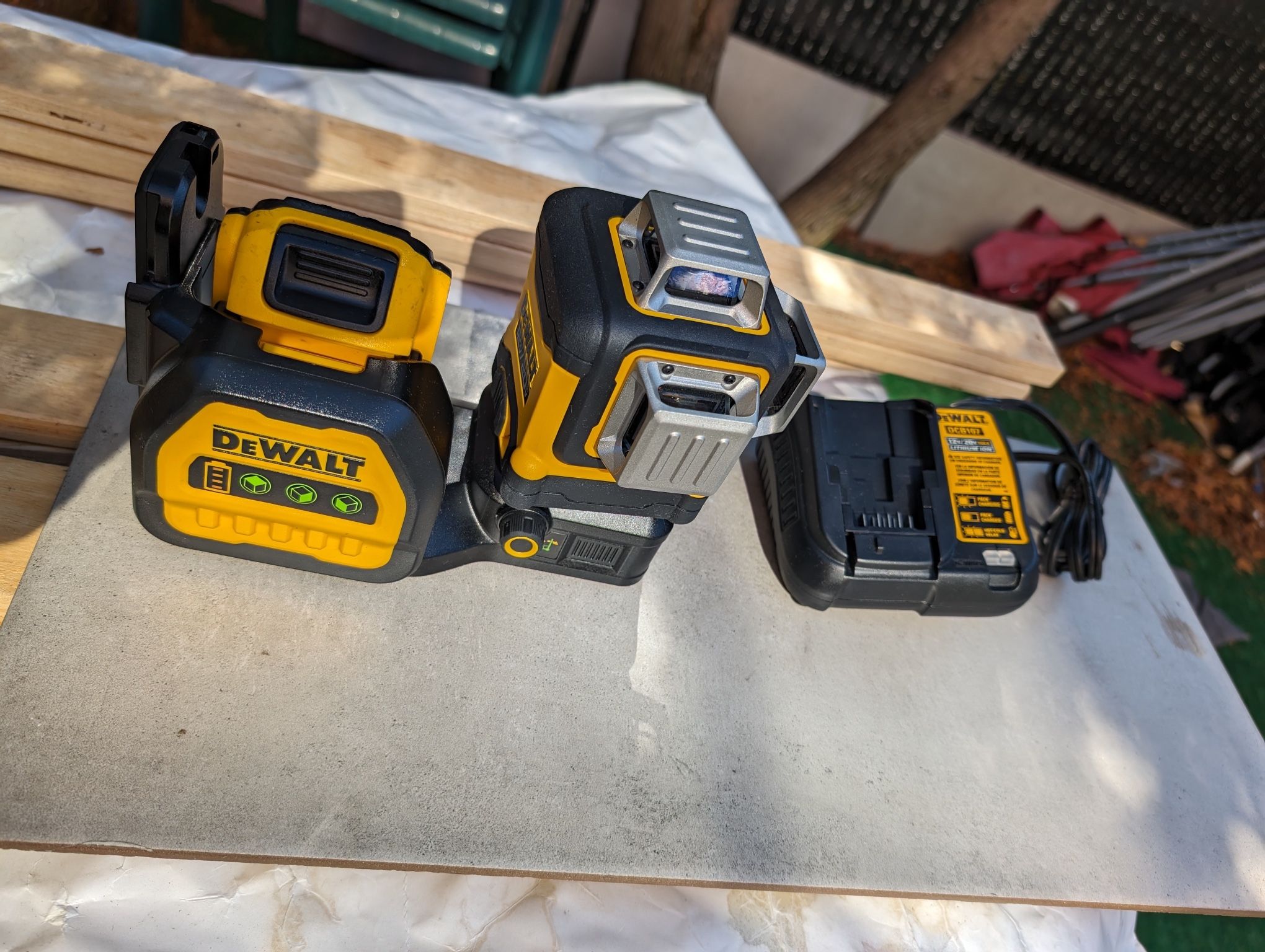 Dewalt Laser 20v/12v New Battery And Charger